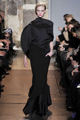 Vestido largo negro con volumen Antonio Berardi